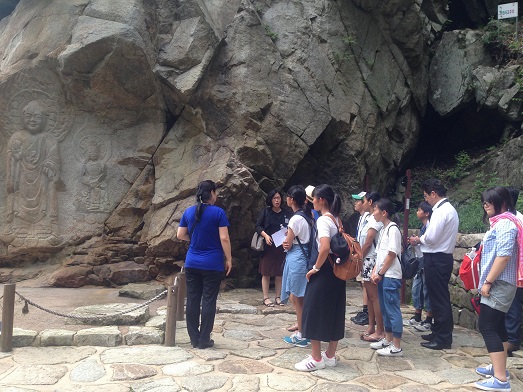天理市中学生による瑞山市観光名所磨崖三尊仏像見学の様子