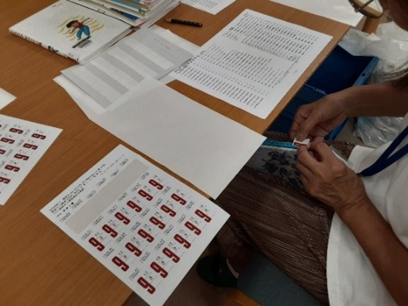 背ラベル貼り付け作業