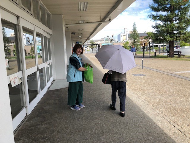 広報物配布の様子