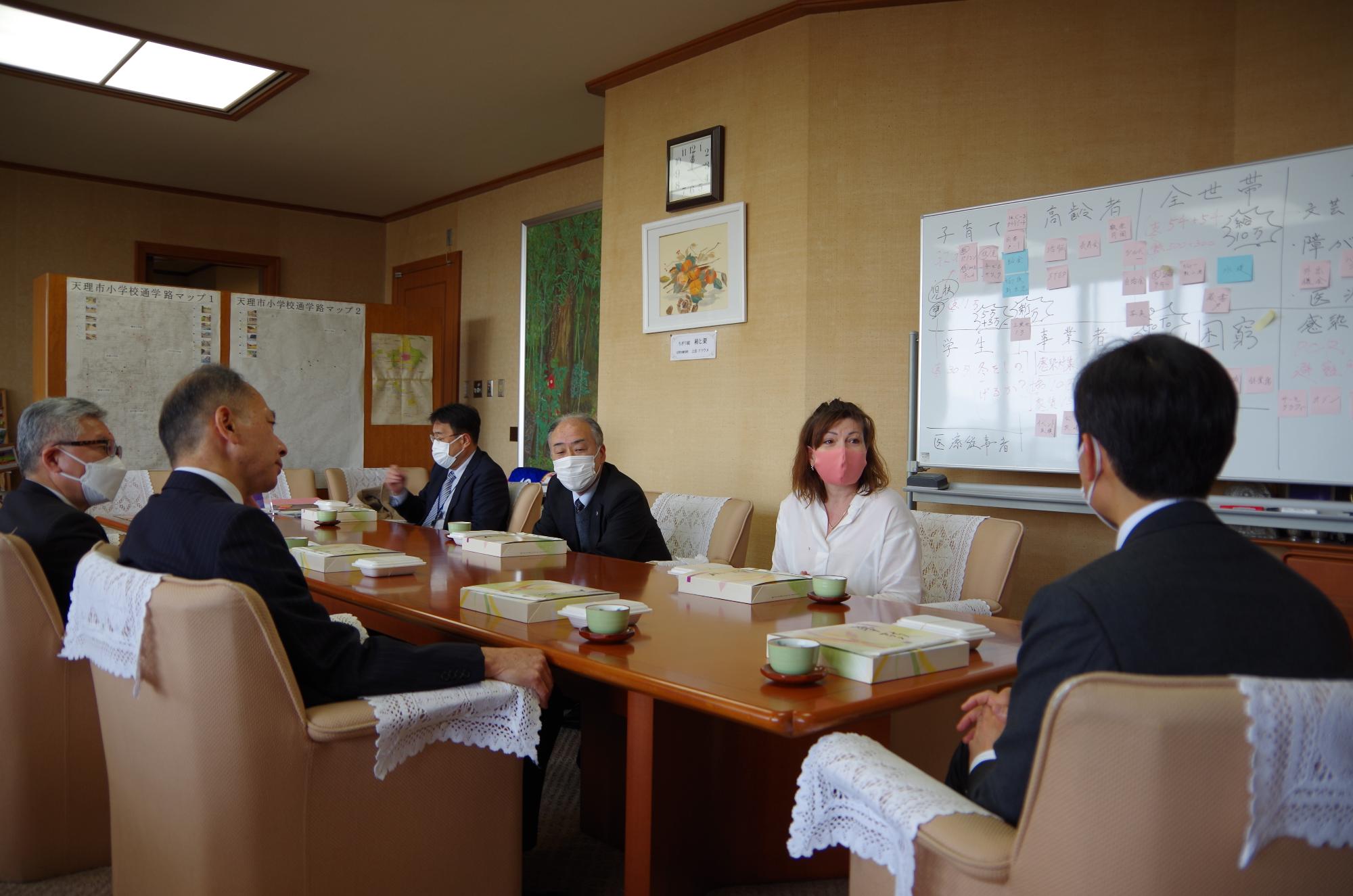 帰国を前に天理大学学長らと一緒に市長を訪問