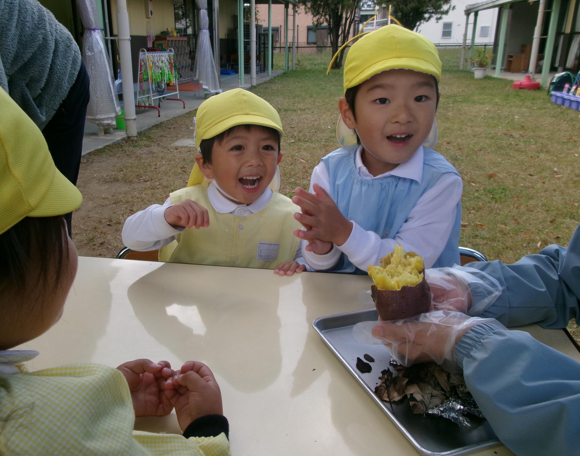 園庭で掘ったさつまいもでやきいもパーティ！