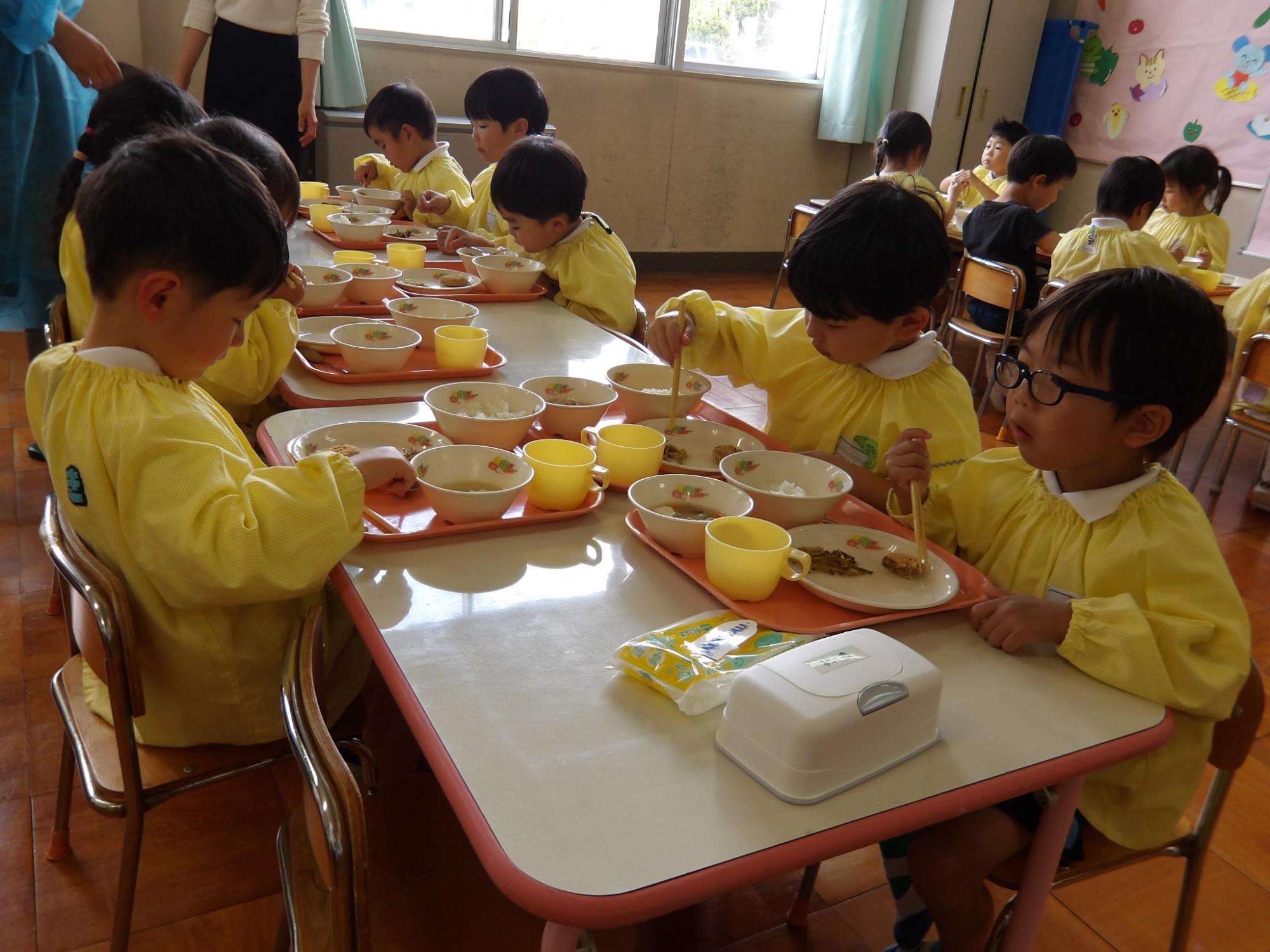 給食が始まりました1